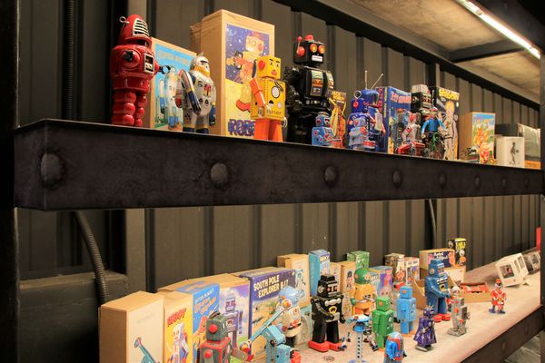 妖怪創界-糖狗村：【南投景點】妖怪創界糖狗村，園區內的舞獅鼓、守護犬神社、盒藍人、達爾文機器人和還未開放的孟婆湯屋及教堂，門票250元的糖狗村護照，可全額不分區抵用