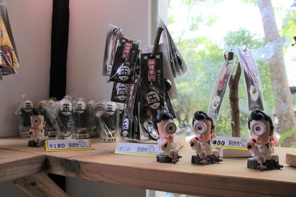 妖怪創界-糖狗村：【南投景點】妖怪創界糖狗村，園區內的舞獅鼓、守護犬神社、盒藍人、達爾文機器人和還未開放的孟婆湯屋及教堂，門票250元的糖狗村護照，可全額不分區抵用