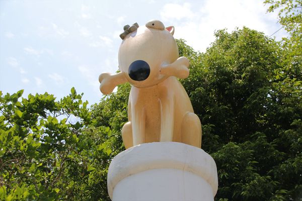 妖怪創界-糖狗村：【南投景點】妖怪創界糖狗村，園區內的舞獅鼓、守護犬神社、盒藍人、達爾文機器人和還未開放的孟婆湯屋及教堂，門票250元的糖狗村護照，可全額不分區抵用