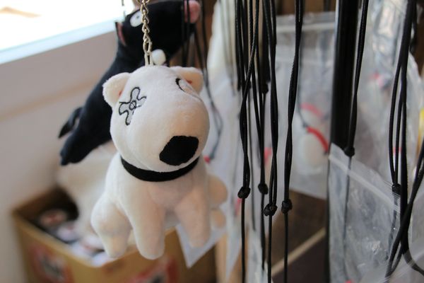 妖怪創界-糖狗村：【南投景點】妖怪創界糖狗村，園區內的舞獅鼓、守護犬神社、盒藍人、達爾文機器人和還未開放的孟婆湯屋及教堂，門票250元的糖狗村護照，可全額不分區抵用