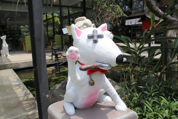 妖怪創界-糖狗村：【南投景點】妖怪創界糖狗村，園區內的舞獅鼓、守護犬神社、盒藍人、達爾文機器人和還未開放的孟婆湯屋及教堂，門票250元的糖狗村護照，可全額不分區抵用