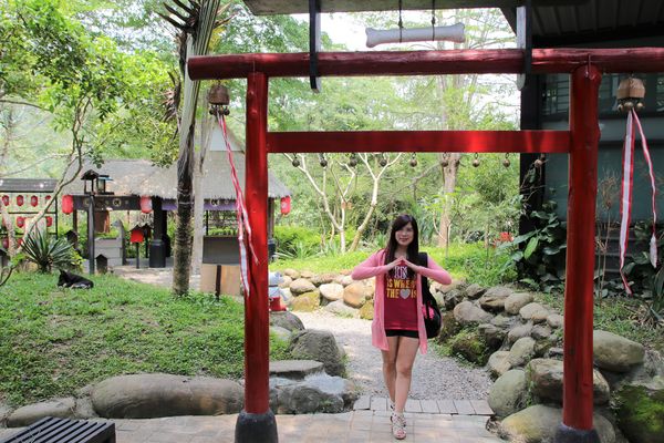 妖怪創界-糖狗村：【南投景點】妖怪創界糖狗村，園區內的舞獅鼓、守護犬神社、盒藍人、達爾文機器人和還未開放的孟婆湯屋及教堂，門票250元的糖狗村護照，可全額不分區抵用