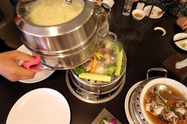 蒸霸王(東湖店):東湖 蒸霸王海鮮塔 現捉現蒸氣火鍋龍蝦牛奶貝龍虎斑 葫洲站可停車還有火鍋海鮮粥~ 蒸霸王(東湖店):東湖 蒸霸王海鮮塔 現捉現蒸氣火鍋龍蝦牛奶貝龍虎斑 葫洲站可停車還有火鍋海鮮粥~