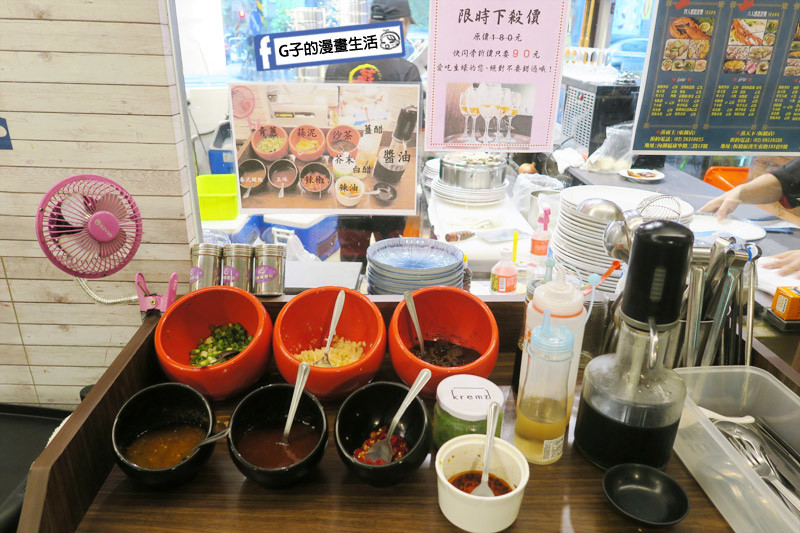 蒸霸王東湖店.海鮮塔餐廳-東湖心時代 各式醬料有五味醬 可以調成海山醬 還有泰式酸辣醬