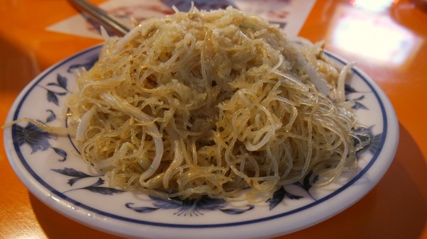 成記魷魚羹炒米粉:<雙連站>寧夏夜市:成記魷魚羹炒米粉 就只有賣兩樣小吃 就可以吃得滿足