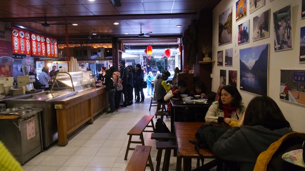 保雲芋圓：<瑞芳老街>老字號芋圓店  排隊才吃的到 保雲芋圓:)