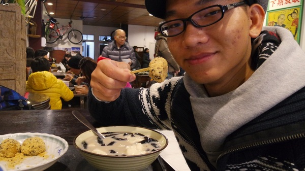 保雲芋圓：<瑞芳老街>老字號芋圓店  排隊才吃的到 保雲芋圓:)