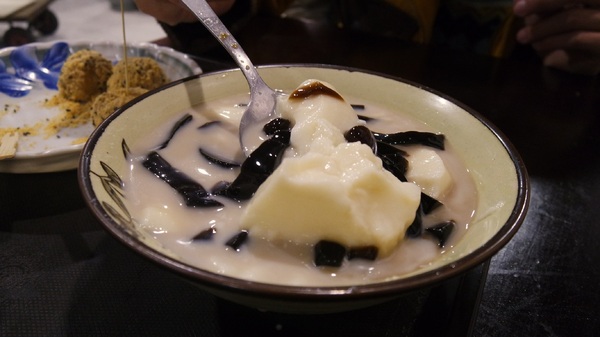 保雲芋圓：<瑞芳老街>老字號芋圓店  排隊才吃的到 保雲芋圓:)