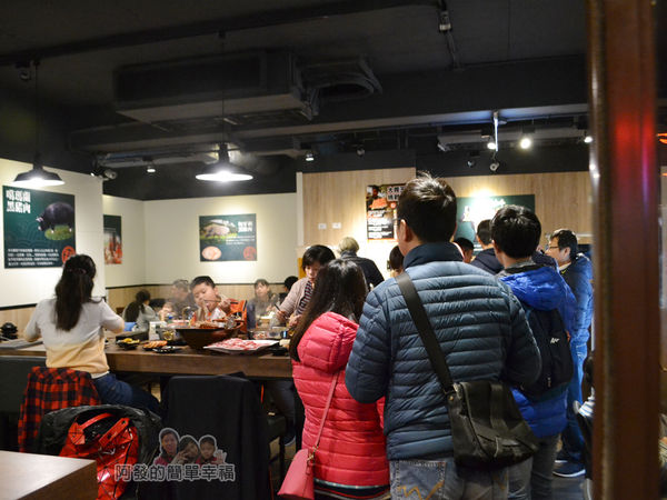 崔官木桶鍋06-櫃檯前排隊確認的人潮