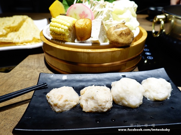 崔官木桶鍋:【捷運美食】崔官木桶鍋 海底總動員霸氣魚船駛上桌 頂級活海鮮、高級和牛 海鮮控/肉食族的你還不快來挑戰大胃王!新埔捷運站 崔官木桶鍋:【捷運美食】崔官木桶鍋 海底總動員霸氣魚船駛上桌 頂級活海鮮、高級和牛 海鮮控/肉食族的你還不快來挑戰大胃王!新埔捷運站