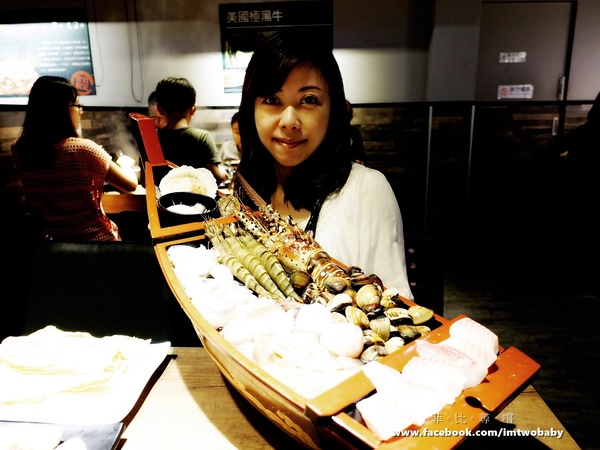 崔官木桶鍋:【捷運美食】崔官木桶鍋 海底總動員霸氣魚船駛上桌 頂級活海鮮、高級和牛 海鮮控/肉食族的你還不快來挑戰大胃王!新埔捷運站 崔官木桶鍋:【捷運美食】崔官木桶鍋 海底總動員霸氣魚船駛上桌 頂級活海鮮、高級和牛 海鮮控/肉食族的你還不快來挑戰大胃王!新埔捷運站