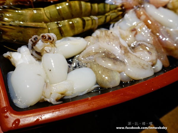 崔官木桶鍋:【捷運美食】崔官木桶鍋 海底總動員霸氣魚船駛上桌 頂級活海鮮、高級和牛 海鮮控/肉食族的你還不快來挑戰大胃王!新埔捷運站 崔官木桶鍋:【捷運美食】崔官木桶鍋 海底總動員霸氣魚船駛上桌 頂級活海鮮、高級和牛 海鮮控/肉食族的你還不快來挑戰大胃王!新埔捷運站