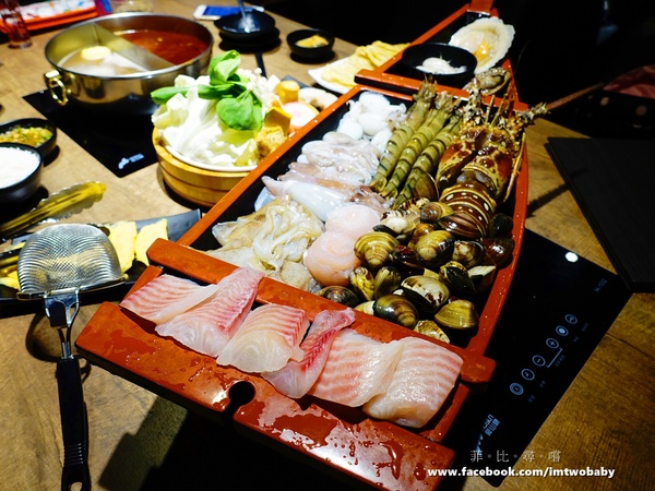 崔官木桶鍋:【捷運美食】崔官木桶鍋 海底總動員霸氣魚船駛上桌 頂級活海鮮、高級和牛 海鮮控/肉食族的你還不快來挑戰大胃王!新埔捷運站 崔官木桶鍋:【捷運美食】崔官木桶鍋 海底總動員霸氣魚船駛上桌 頂級活海鮮、高級和牛 海鮮控/肉食族的你還不快來挑戰大胃王!新埔捷運站