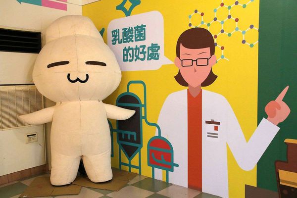 酵母寶寶の異想世界：【嘉義景點】嘉義民雄免費新景點~酵母寶寶の異想世界，趕快收納在口袋行程裡吧/白色童趣的城堡/酵母菌、醋酸菌、乳酸菌的酵素製成/親子旅遊休憩園區