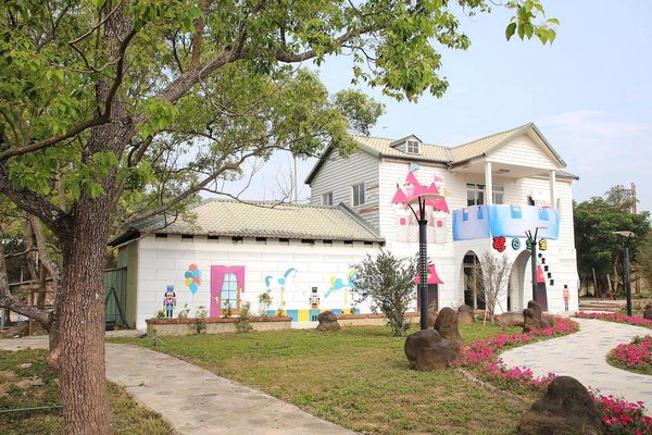 酵母寶寶の異想世界：【嘉義景點】嘉義民雄免費新景點~酵母寶寶の異想世界，趕快收納在口袋行程裡吧/白色童趣的城堡/酵母菌、醋酸菌、乳酸菌的酵素製成/親子旅遊休憩園區