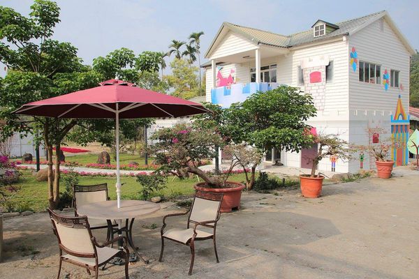 酵母寶寶の異想世界：【嘉義景點】嘉義民雄免費新景點~酵母寶寶の異想世界，趕快收納在口袋行程裡吧/白色童趣的城堡/酵母菌、醋酸菌、乳酸菌的酵素製成/親子旅遊休憩園區