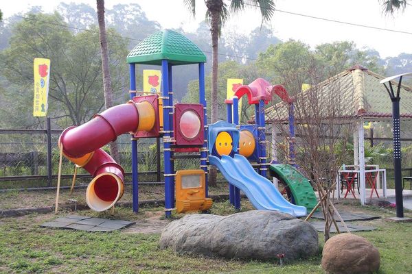 酵母寶寶の異想世界：【嘉義景點】嘉義民雄免費新景點~酵母寶寶の異想世界，趕快收納在口袋行程裡吧/白色童趣的城堡/酵母菌、醋酸菌、乳酸菌的酵素製成/親子旅遊休憩園區