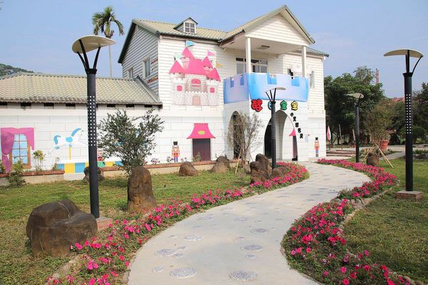 酵母寶寶の異想世界：【嘉義景點】嘉義民雄免費新景點~酵母寶寶の異想世界，趕快收納在口袋行程裡吧/白色童趣的城堡/酵母菌、醋酸菌、乳酸菌的酵素製成/親子旅遊休憩園區