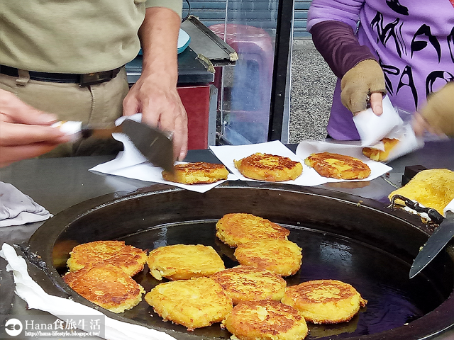 【新北瑞芳】阿婆蕃薯粿 | 瑞芳車站對面民生街上 古早味紮實地瓜餅 煎炸至