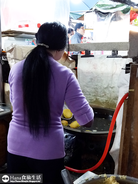 【新北瑞芳】阿婆蕃薯粿 | 瑞芳車站對面民生街上 古早味紮實地瓜餅 煎炸至