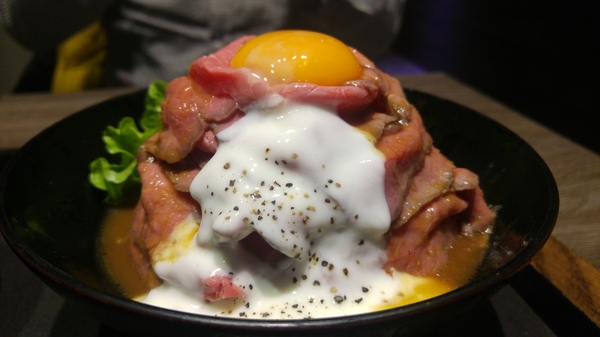 山丼(士林店)：【台北美食】堆的跟山一樣高的丼飯--山丼士林店@捷運士林站