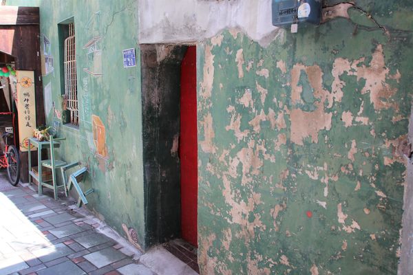 台南蝸牛巷：【台南景點】蝸牛巷~靜謐小巷的文青風格非常好拍，偶爾放慢步調，靜靜地享受片刻的美好吧