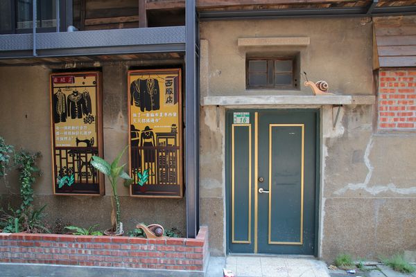 台南蝸牛巷：【台南景點】蝸牛巷~靜謐小巷的文青風格非常好拍，偶爾放慢步調，靜靜地享受片刻的美好吧