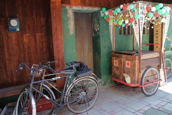 台南蝸牛巷：【台南景點】蝸牛巷~靜謐小巷的文青風格非常好拍，偶爾放慢步調，靜靜地享受片刻的美好吧