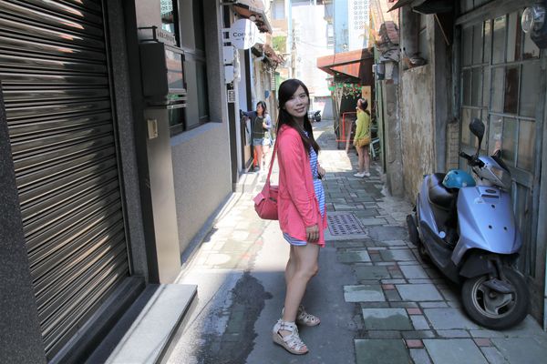 台南蝸牛巷：【台南景點】蝸牛巷~靜謐小巷的文青風格非常好拍，偶爾放慢步調，靜靜地享受片刻的美好吧