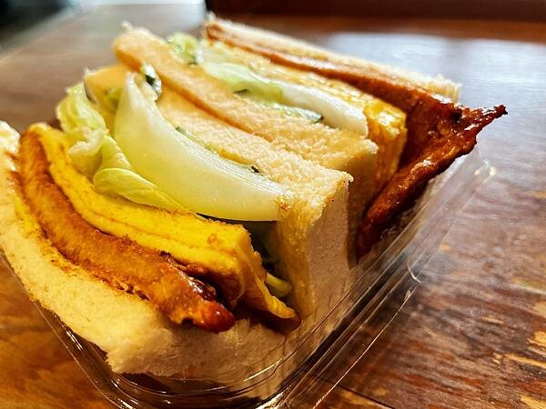 ||吃。台北|| 高三孝 在教室裡吃早餐、招牌碳烤土司