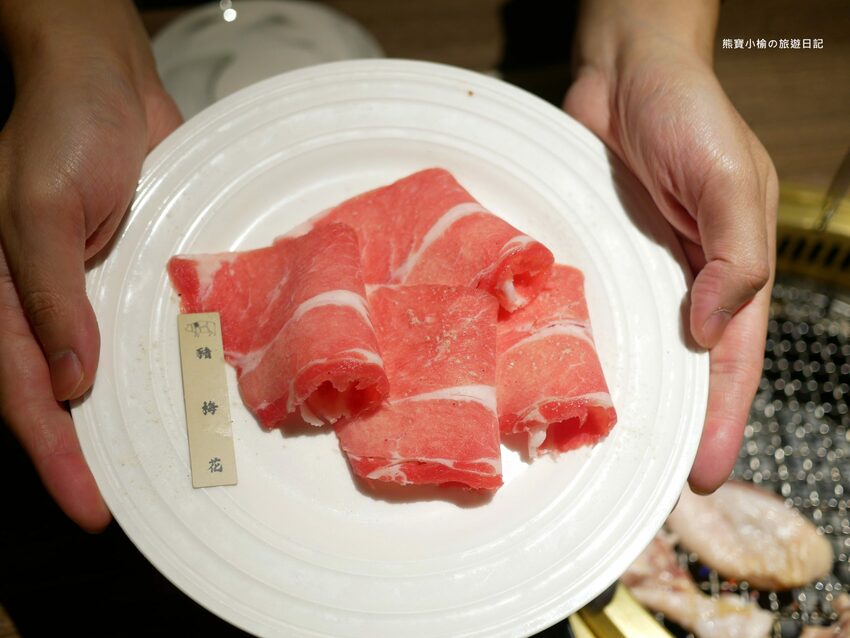 【台中后里美食】燒肉同話台中麗寶店，燒肉套餐1399元起！牛連忘返雙人套餐用餐心得，蔥鹽牛舌、伊比利豬、金黃酥脆手拿棒好吃！內文附詳細菜單價位介紹。 @熊寶小榆の旅遊日記