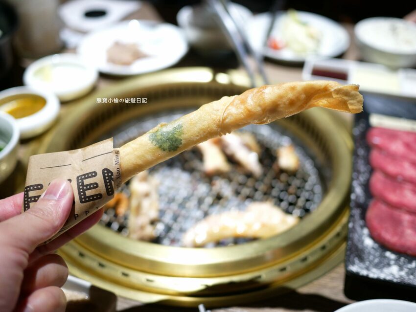 【台中后里美食】燒肉同話台中麗寶店，燒肉套餐1399元起！牛連忘返雙人套餐用餐心得，蔥鹽牛舌、伊比利豬、金黃酥脆手拿棒好吃！內文附詳細菜單價位介紹。 @熊寶小榆の旅遊日記