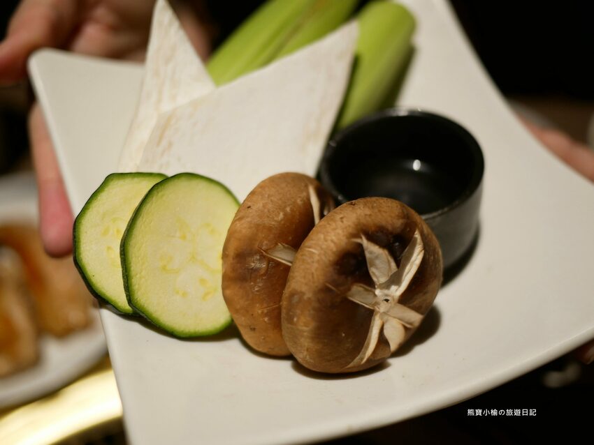 【台中后里美食】燒肉同話台中麗寶店，燒肉套餐1399元起！牛連忘返雙人套餐用餐心得，蔥鹽牛舌、伊比利豬、金黃酥脆手拿棒好吃！內文附詳細菜單價位介紹。 @熊寶小榆の旅遊日記