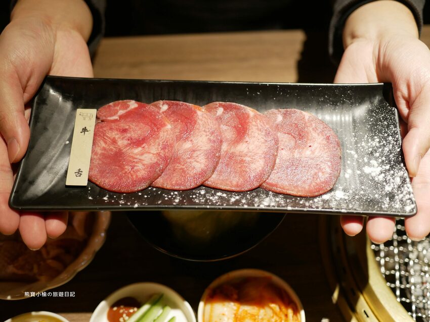 【台中后里美食】燒肉同話台中麗寶店，燒肉套餐1399元起！牛連忘返雙人套餐用餐心得，蔥鹽牛舌、伊比利豬、金黃酥脆手拿棒好吃！內文附詳細菜單價位介紹。 @熊寶小榆の旅遊日記