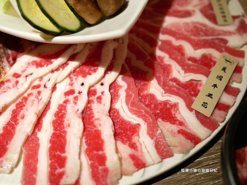 【台中后里美食】燒肉同話台中麗寶店，燒肉套餐1399元起！牛連忘返雙人套餐用餐心得，蔥鹽牛舌、伊比利豬、金黃酥脆手拿棒好吃！內文附詳細菜單價位介紹。 @熊寶小榆の旅遊日記