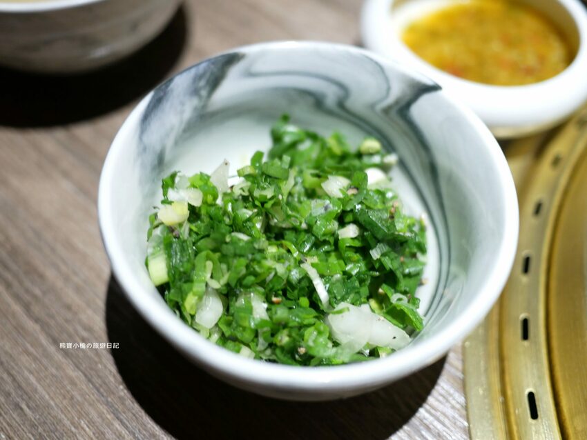 【台中后里美食】燒肉同話台中麗寶店，燒肉套餐1399元起！牛連忘返雙人套餐用餐心得，蔥鹽牛舌、伊比利豬、金黃酥脆手拿棒好吃！內文附詳細菜單價位介紹。 @熊寶小榆の旅遊日記