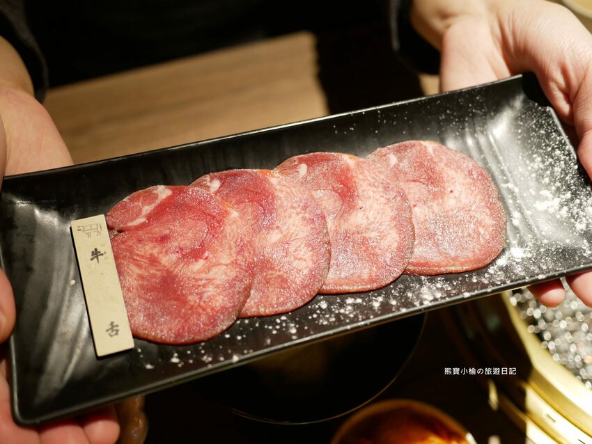 【台中后里美食】燒肉同話台中麗寶店，燒肉套餐1399元起！牛連忘返雙人套餐用餐心得，蔥鹽牛舌、伊比利豬、金黃酥脆手拿棒好吃！內文附詳細菜單價位介紹。 @熊寶小榆の旅遊日記