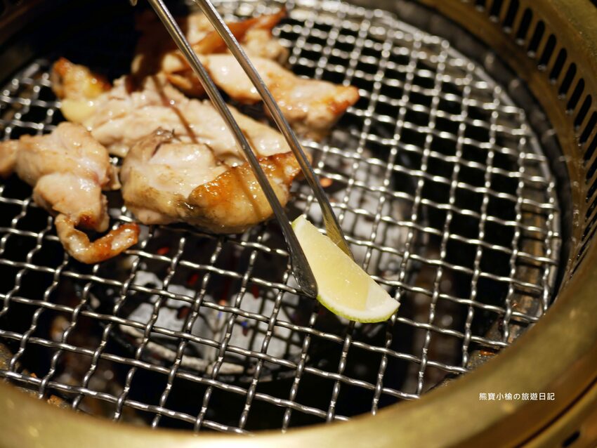 【台中后里美食】燒肉同話台中麗寶店，燒肉套餐1399元起！牛連忘返雙人套餐用餐心得，蔥鹽牛舌、伊比利豬、金黃酥脆手拿棒好吃！內文附詳細菜單價位介紹。 @熊寶小榆の旅遊日記