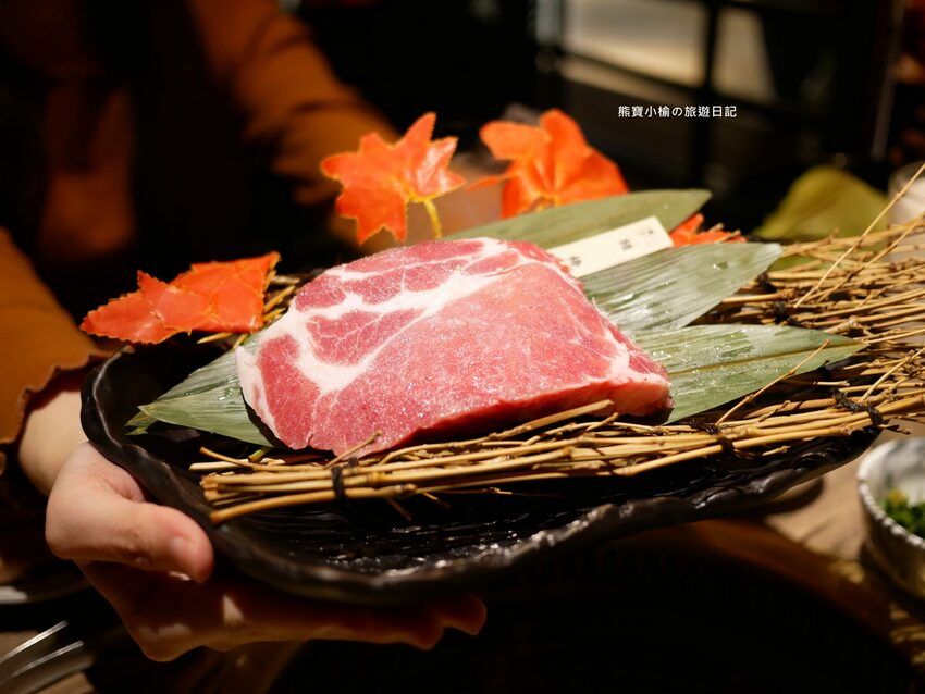 【台中后里美食】燒肉同話台中麗寶店，燒肉套餐1399元起！牛連忘返雙人套餐用餐心得，蔥鹽牛舌、伊比利豬、金黃酥脆手拿棒好吃！內文附詳細菜單價位介紹。 @熊寶小榆の旅遊日記