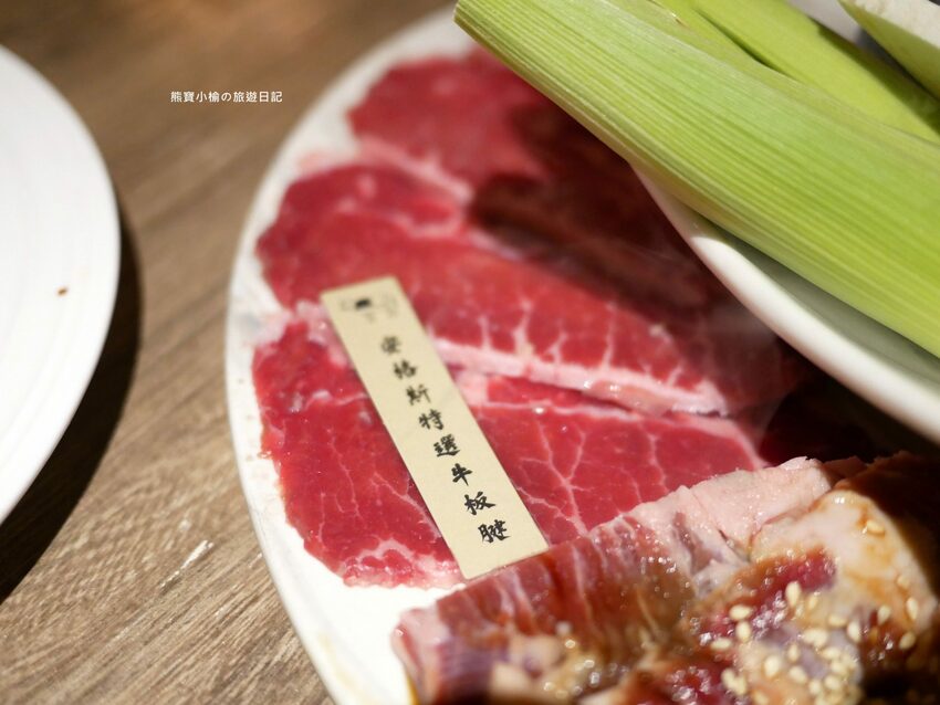 【台中后里美食】燒肉同話台中麗寶店，燒肉套餐1399元起！牛連忘返雙人套餐用餐心得，蔥鹽牛舌、伊比利豬、金黃酥脆手拿棒好吃！內文附詳細菜單價位介紹。 @熊寶小榆の旅遊日記