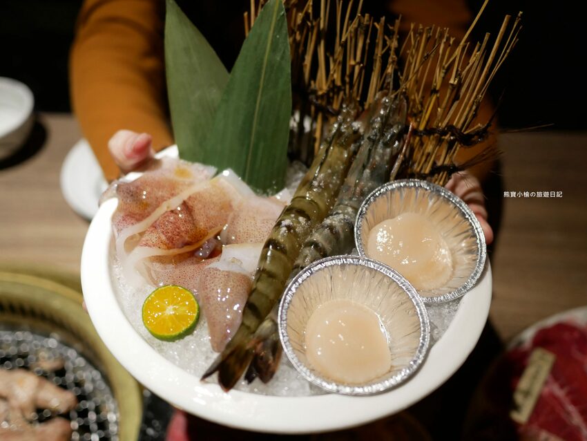 【台中后里美食】燒肉同話台中麗寶店，燒肉套餐1399元起！牛連忘返雙人套餐用餐心得，蔥鹽牛舌、伊比利豬、金黃酥脆手拿棒好吃！內文附詳細菜單價位介紹。 @熊寶小榆の旅遊日記