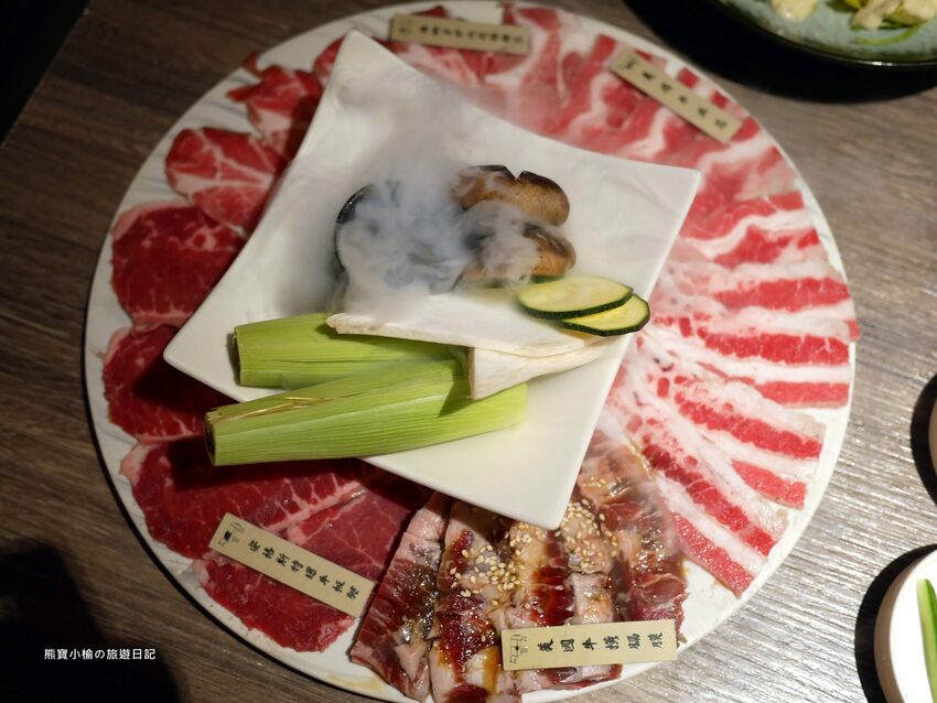 【台中后里美食】燒肉同話台中麗寶店，燒肉套餐1399元起！牛連忘返雙人套餐用餐心得，蔥鹽牛舌、伊比利豬、金黃酥脆手拿棒好吃！內文附詳細菜單價位介紹。 @熊寶小榆の旅遊日記