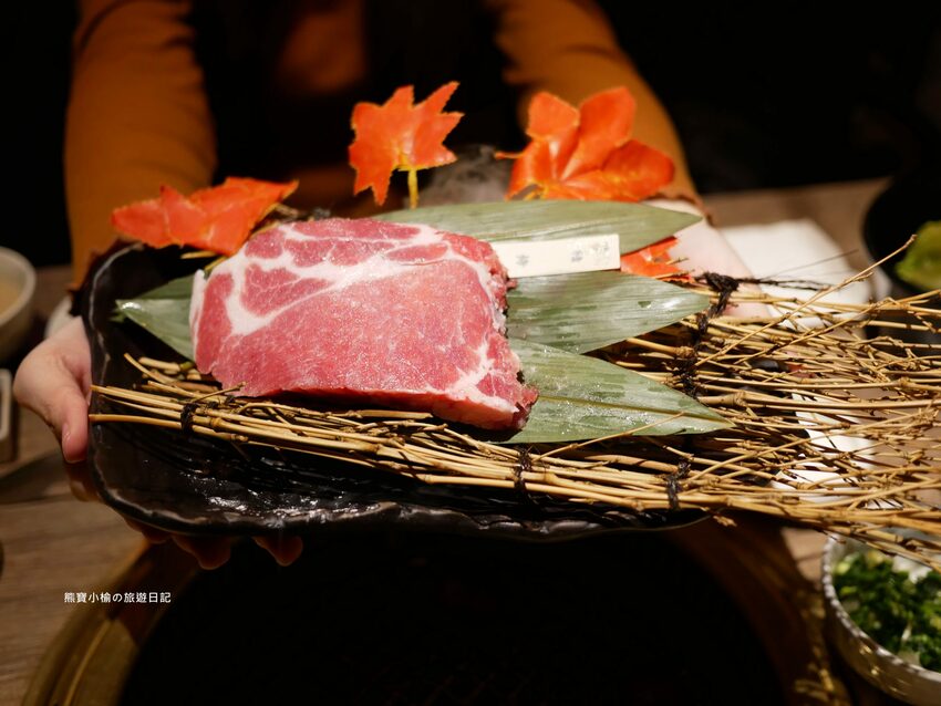 【台中后里美食】燒肉同話台中麗寶店，燒肉套餐1399元起！牛連忘返雙人套餐用餐心得，蔥鹽牛舌、伊比利豬、金黃酥脆手拿棒好吃！內文附詳細菜單價位介紹。 @熊寶小榆の旅遊日記