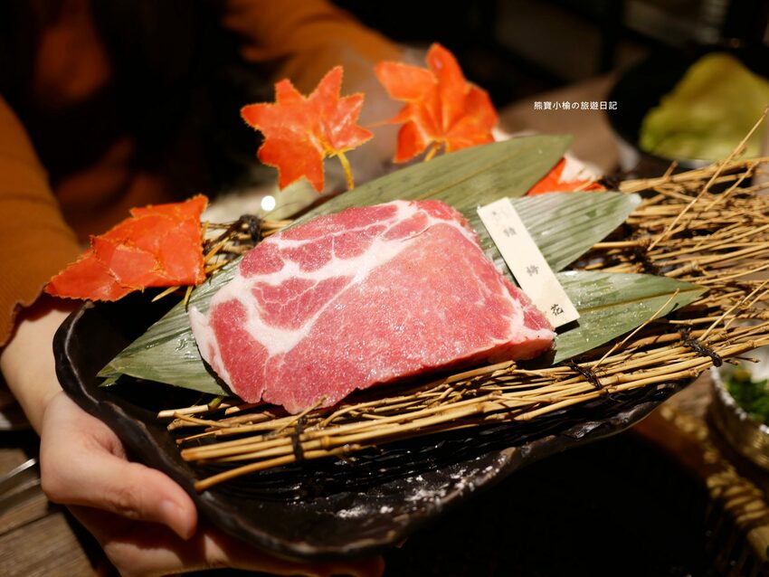 【台中后里美食】燒肉同話台中麗寶店，燒肉套餐1399元起！牛連忘返雙人套餐用餐心得，蔥鹽牛舌、伊比利豬、金黃酥脆手拿棒好吃！內文附詳細菜單價位介紹。 @熊寶小榆の旅遊日記