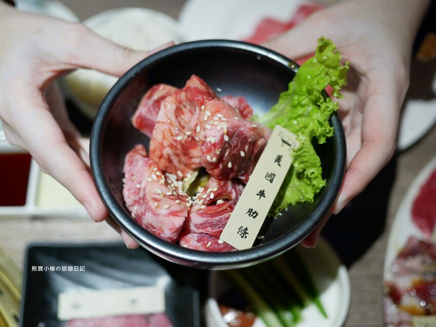 【台中后里美食】燒肉同話台中麗寶店，燒肉套餐1399元起！牛連忘返雙人套餐用餐心得，蔥鹽牛舌、伊比利豬、金黃酥脆手拿棒好吃！內文附詳細菜單價位介紹。 @熊寶小榆の旅遊日記