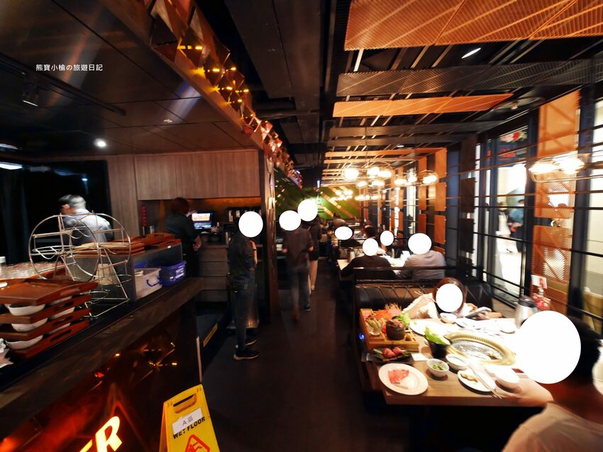 【台中后里美食】燒肉同話台中麗寶店，燒肉套餐1399元起！牛連忘返雙人套餐用餐心得，蔥鹽牛舌、伊比利豬、金黃酥脆手拿棒好吃！內文附詳細菜單價位介紹。 @熊寶小榆の旅遊日記