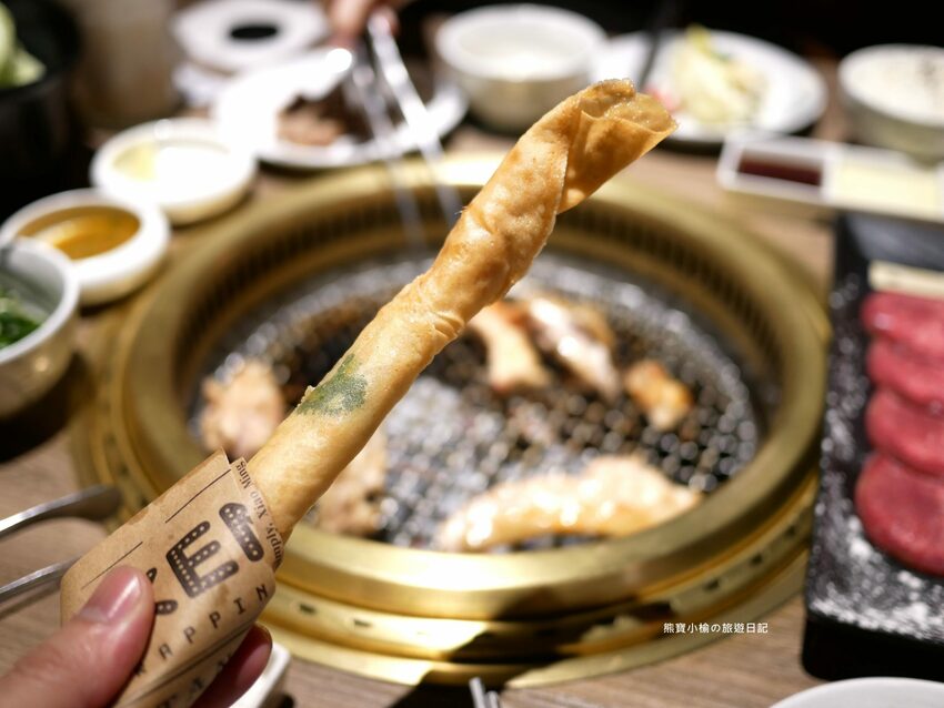 【台中后里美食】燒肉同話台中麗寶店，燒肉套餐1399元起！牛連忘返雙人套餐用餐心得，蔥鹽牛舌、伊比利豬、金黃酥脆手拿棒好吃！內文附詳細菜單價位介紹。 @熊寶小榆の旅遊日記