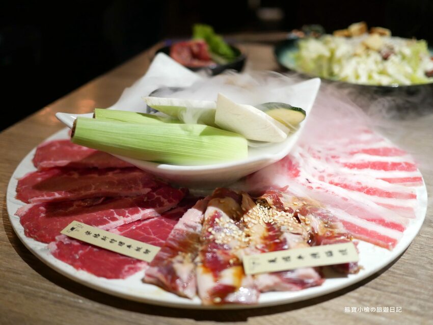 【台中后里美食】燒肉同話台中麗寶店，燒肉套餐1399元起！牛連忘返雙人套餐用餐心得，蔥鹽牛舌、伊比利豬、金黃酥脆手拿棒好吃！內文附詳細菜單價位介紹。 @熊寶小榆の旅遊日記