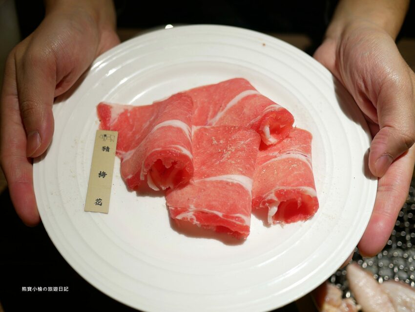 【台中后里美食】燒肉同話台中麗寶店，燒肉套餐1399元起！牛連忘返雙人套餐用餐心得，蔥鹽牛舌、伊比利豬、金黃酥脆手拿棒好吃！內文附詳細菜單價位介紹。 @熊寶小榆の旅遊日記