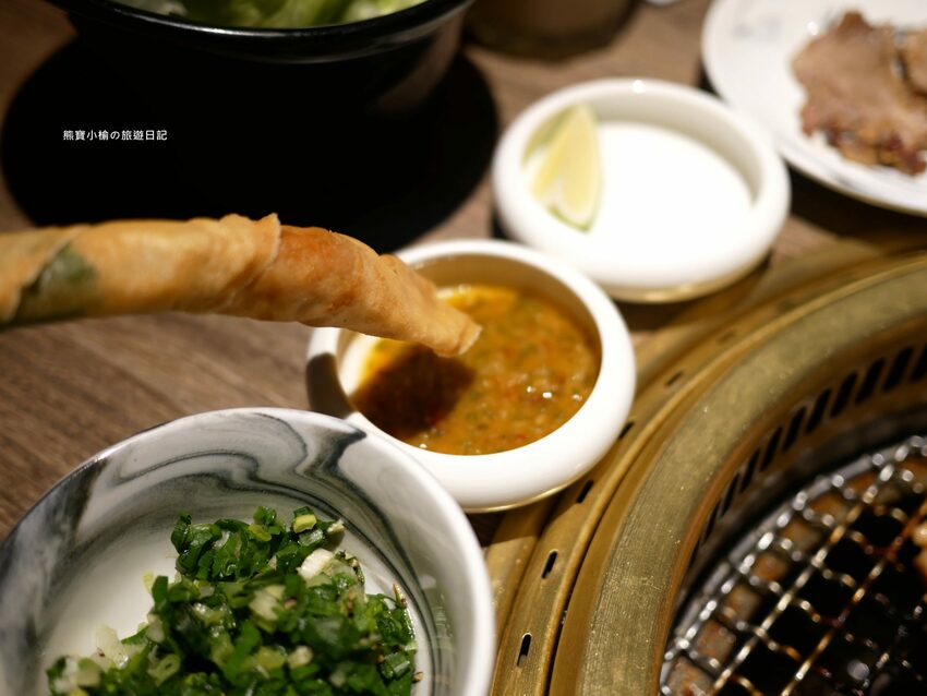 【台中后里美食】燒肉同話台中麗寶店，燒肉套餐1399元起！牛連忘返雙人套餐用餐心得，蔥鹽牛舌、伊比利豬、金黃酥脆手拿棒好吃！內文附詳細菜單價位介紹。 @熊寶小榆の旅遊日記